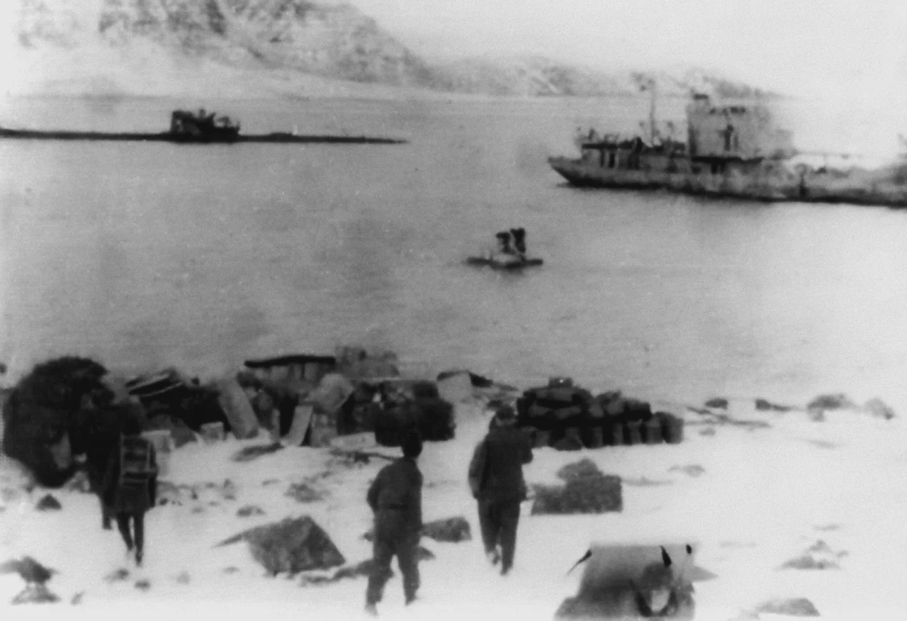 The landing of Operation Haudegen in the Wordie Bay of the Rijpfjord on Nordostland in September 1944. In the background, you can see the German submarine U-307 and the ship "Carl J. Busch".